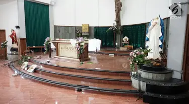 Kerusakan akibat penyerangan nampak di Gereja Santa Lidwina Bedog, Trihanggo, Sleman, Yogyakarta, Minggu (11/2). Penyerangan dilakukan oleh orang tak dikenal. (Liputan6.com/Arya Manggala)