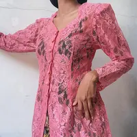 Kebaya merupakan salah satu pakaian khas tradisional di Indonesia. Saat ini berkebaya sudah kembali menjadi tren dan digemari (Foto: Official Instagram Awulan Paradiso/@awulanparadiso)