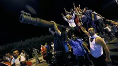 Sejmlah warga menguasai tank di Bandara Internasional Ataturk, Istanbul, Turki, (16/7). Militer Turki melakukan kudeta dan memblokade Jembatan Bosphorus yang menghubungkan Asia dan Eropa. (REUTERS/Huseyin Aldemir)