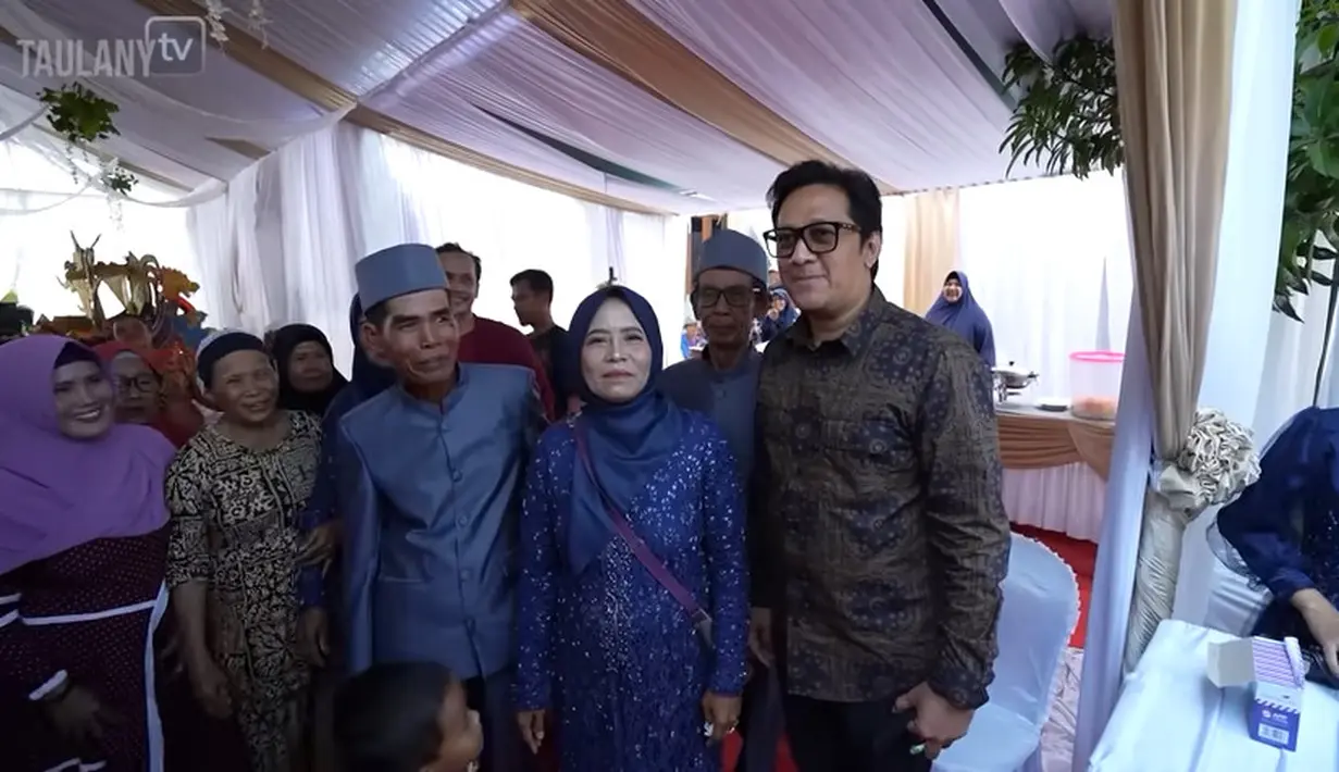 Pria berusia 48 tahun itu tampak berfoto orang tua Tono dan istri.  Ramai juga warga sekitar yang mengabadikan kehadirannya. [Youtube/TAULANY TV]