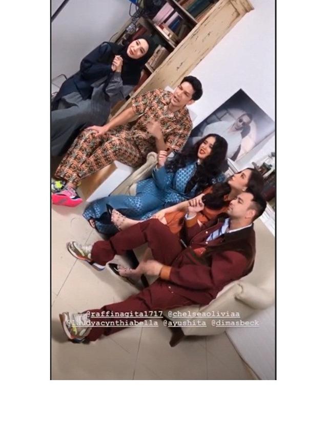 7 Momen Seru BBB dan Melly Goeslaw saat Pemotretan, Tetap Kompak