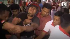 Pria yang diduga depresi akibat putus cinta ini nekat memanjat tower Masjid dan mengancam akan meloncat.