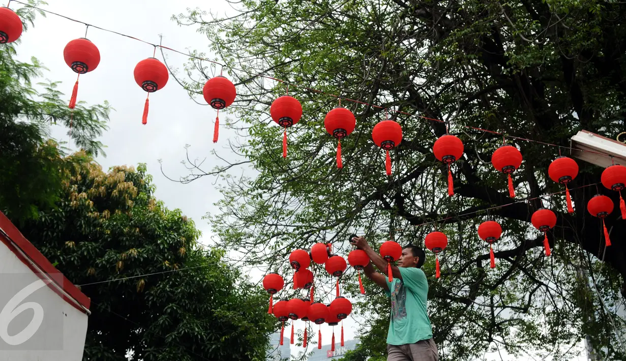Pekerja menyiapkan lampion di Vihara Amurva Bhumi, Jakarta, Minggu (31/1/2016). Pemasangan lampion jelang perayaan Tahun Baru Imlek 2567 merupakan simbol pengharapan keberkatan dan keberuntungan di tahun mendatang. (Liputan6.com/Helmi Fithriansyah)