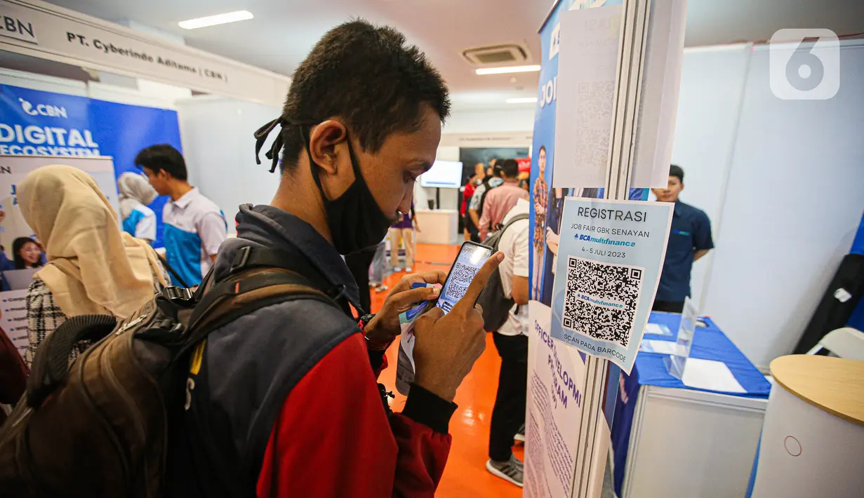 Tidak hanya yang berasal dari Jakarta, warga dari luar kota juga ikut meramaikan Pameran Bursa Kerja kali ini. (Liputan6.com/Faizal Fanani)