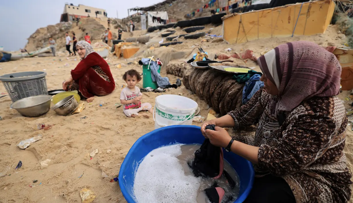 Israel juga mengumumkan "pengepungan total" terhadap wilayah tersebut, menahan pasokan air, makanan, dan bahan bakar yang penting. (MAHMUD HAMS / AFP)