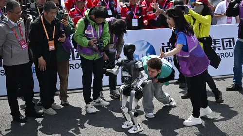 090373700_1745056973-20250419-Lomba_Lari_Robot-AFP_6