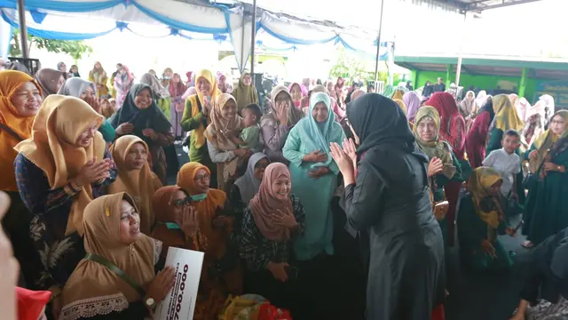 Bupati Banyuwangi Ipuk Fiestiandani secara simbolis menyerahkan insentif guru ngaji (Istimewa)