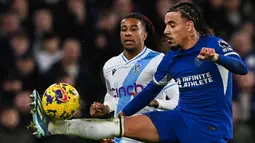 Bek kanan Chelsea asal Prancis, Malo Gusto baru menginjak usia 20 tahun, 7 bulan dan 8 hari dalam laga menghadapi Crystal Palace. Dalam penampilan ke-12 di Premier League musim ini tersebut, ia diturunkan sebagai starter dan bermain penuh selama 90 menit. (AFP/Glyn Kirk)