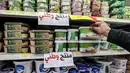 Slogan tersebut ada di mana-mana di salah satu jaringan supermarket terkenal di Tepi Barat, di mana produk-produk "Made in Palestine" seperti air, susu, dan tisu toilet menjadi kebanggaan mereka. (Jaafar ASHTIYEH / AFP)