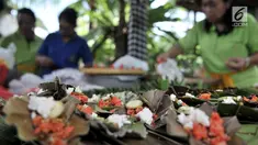 Umat Hindu bersama-sama membuat sajen (Ngayah) di Pura Aditya Jaya, Jakarta, Senin (4/3). Ngayah merupakan tradisi yang dilakukan gotong-royong oleh kaum perempuan Hindu dalam membuat sajen untuk persiapan sembahyang  Nyepi. (merdeka.com/Iqbal S. Nugroho)