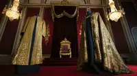 Jubah Penobatan, yang terdiri dari Supertunica (kiri) dan Imperial Mantle ditampilkan di Ruang Tahta di Istana Buckingham, London, pada 26 April 2023. Jubah ini akan dikenakan oleh Raja Charles III saat penobatannya di Westminster Abbey pada 6 Mei mendatang. (Victoria Jones/PA via AP)