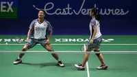 Pasangan ganda campuran Indonesia, Rehan Naufal Kusharjanto/Lisa Ayu Kusumawati saat bertanding melawan pasangan Jerman, Mark Lamsfuss/Isabel Lohau dalam babak 32 Besar Turnamen Bulu Tangkis East Ventures Indonesia Open 2022 di Istora Senayan, Jakarta, Selasa (14/6/2022). Rehan/Lisa kalah rubber game 13-21, 21-16 dan 17-21. (Bola.com/Bagaskara Lazuardi)