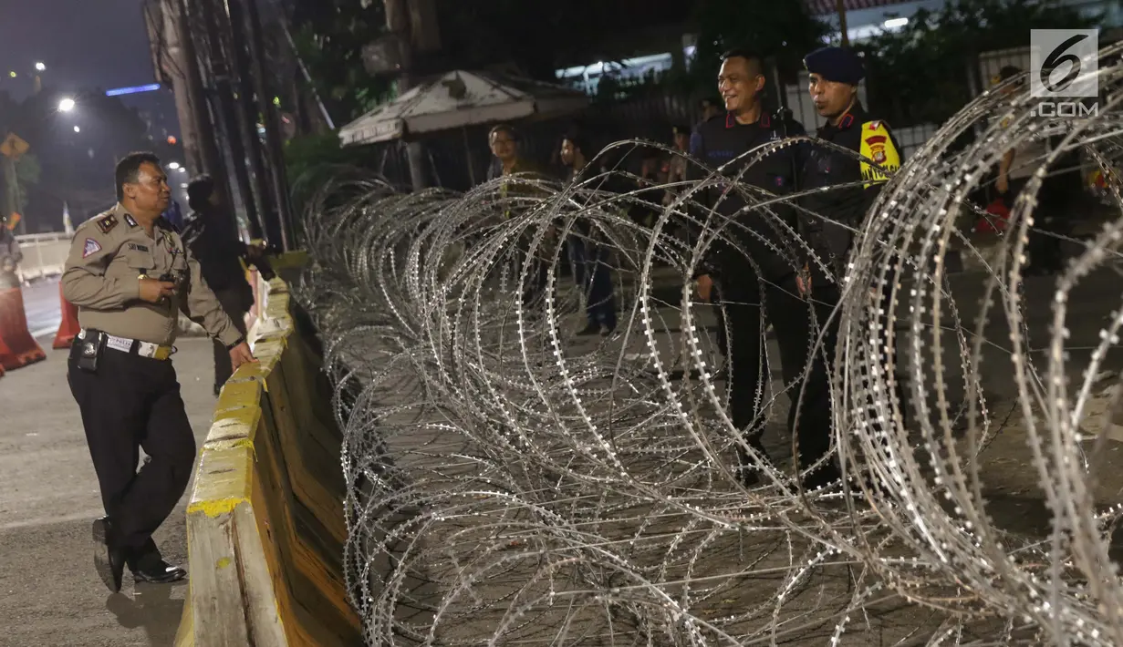 Petugas Kepolisian berjaga di sekitar perempatan jalan Imam Bonjol dekat Gedung KPU RI, Jakarta, Senin (20/5/2019). Jelang penetapan Presiden dan Wakil Presiden terpilih pada Pemilu 2019, jalan Imam Bonjol di sterilkan hingga 25 Mei mendatang. (Liputan6.com/Helmi Fithriansyah)