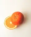 Jeruk adalah sumber vitamin C yang luar biasa. Tidak hanya sebagai antioksidan, tapi jeruk juga telah terbukti meningkatkan fokus, konsentrasi, dan memori. Vitamin C juga mendukung sistem kekebalan tubuh yang sehat. Foto: unsplash.com.
