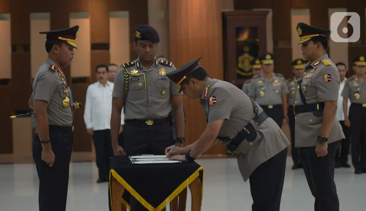 Kapolri Idham Azis (kiri) menyaksikan penandatangan pakta integritas oleh pejabat lama Wakapolri Komjen Pol Ari Dono Sukmanto disaksikan pejabat baru Wakapolri Komjen Pol Gatot Eddy Pramono saat Serah Terima Jabatan Wakil Kepala Polri di Mabes Polri, Selasa (7/1/2020). (merdeka.com/Imam Buhori)