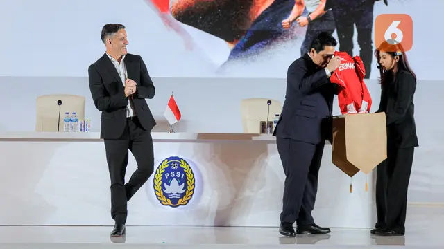 Foto: Ajak Keluarga, John Herdman Resmi Diperkenalkan Sebagai Pelatih Baru Timnas Indonesia