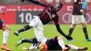 Penyerang AC Milan  M'Baye Niang berebut bola dengan pemain CFC Genoa pada lanjutan Liga Italia Serie A pekan ke-25 di Stadion  San Siro, Milan, Minggu (14/2/2016) WIB.  (EPA/Matteo Bazzi)