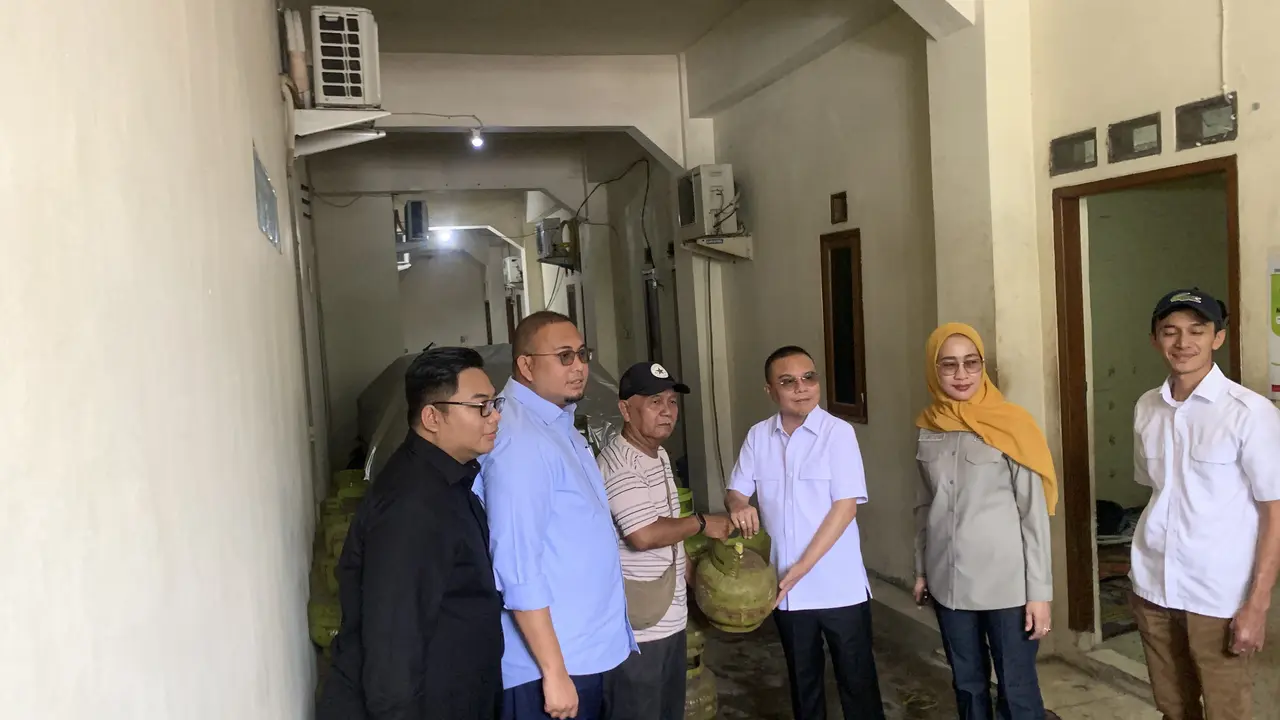 Wakil Ketua DPR Sufmi Dasco Ahmad dan pimpinan Komisi VI DPR meninjau pangkalan LPG 3 kilogram (Kg) di Kemanggisan, Palmerah, Jakarta Barat, Kamis (6/2/2025).