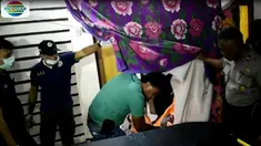 Kedua jasad korban pertama kali ditemukan saat salah satu karyawan hotel curiga karena mereka tidak keluar kamar saat batas waktu menginap telah berakhir.