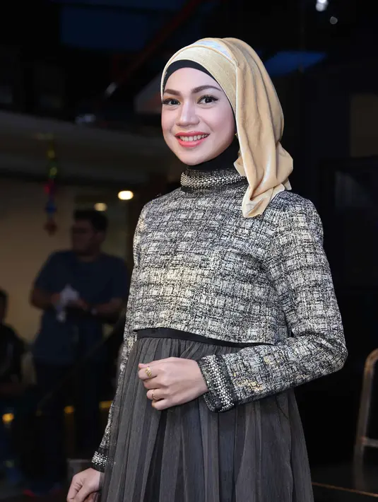 Jebolan Rising Star Indah Nevertari memutuskan berhijab setelah beberapa kali mengalami kegagalan. "Subhanallah banget. Selain menang, untuk urusan pekerjaan Insyallah ada saja. Mudah semuanya," kata Indah di laman resminya. (Nurwahyunan/Bintang.com)