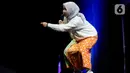 Komika Boah Sartika saat tampil dalam acara Jakarta International Comedy Festival (Jicomfest) 2023 di Tennis Indoor Senayan, Jakarta, Sabtu (16/12/2023). (Liputan6.com/Herman Zakharia)