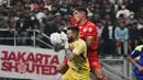 Van Basty Sousa (kanan) berduel dengan kiper Arema FC, Lucas Frigeri dalam laga persahabatan yang diselenggarakan di markas kebanggaan Macan Kemayoran, Jakarta International Stadium (JIS), Sabtu (26/7/2025). (Bola.com/Abdul Aziz)