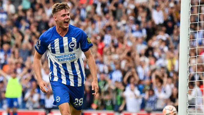 Selebrasi pemain Brighton, Evan Ferguson, setelah mencetak hattrick ke gawang Newcastle United dalam pertandingan pekan keempat Liga Inggris 2023/2024 yang berlangsung di American Express Community Stadium, Brighton, Sabtu (2/9/2023). Evan Ferguson yang baru berumur 18 tahun tersebut menyamai catatan tiga pemain lain, termasuk Michael Owen, Robbie Fowler, dan Chris Bart-Williams dalam urusan mencetak hattrick di Premier League pada usia 18 tahun. (AFP/Glyn Kirk)