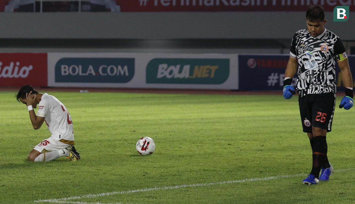 Pada adu penalti, Andritany mampu menahan dua tendangan PSM. Aksi krusialnya menepis sepakan Zulkifli Syukur sebagai eksekutor terakhir tim lawan mengantar Persija Jakarta menembus final Piala Menpora. (Foto: Bola.com/Ikhwan Yanuar)