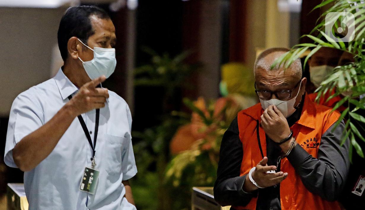 Mantan Bupati Buru Selatan, Tagop Sudarsono Soulisa (kanan) usai rilis penahanan tersangka di Gedung KPK, Jakarta, Rabu (26/1/2022). Tagop S S ditetapkan sebagai tersangka suap, gratifikasi, dan TPPU terkait pengadaan barang jasa di Kab Buru Selatan tahun 2011-2016. (Liputan6.com/Helmi Fithriansyah)