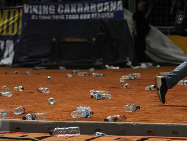 Puluhan botol air mineral bertebaran saat laga final Piala Bhayangkara 2016 antara Arema Cronus melawan Persib di Stadion GBK Jakarta, Minggu (3/4/2016). Laga final diwarnai aksi protes dari suporter dan official Persib. (Liputan6.com/Helmi Fithriansyah)