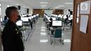 Petugas keamanan menjaga pelaksanaan Ujian Tulis Berbasis Komputer (UTBK) Seleksi Bersama Masuk Perguruan Tinggi Negeri (SBMPTN) 2022 gelombang pertama di Universitas Pembangunan Nasional (UPN), Jakarta, Selasa (17/5/2022). UTBK SBMPTN 2022 digelar mulai hari ini hingga 23 Mei 2022. (merdeka.com/Arie Basuki)