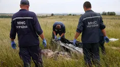 Tim penyidik Ukraina tampak menyiapkan kantong mayat untuk membawa jenazah dan sisa barang-barang dari puing Malaysia Airlines MH-17 (REUTERS/Maxim Zmeyev)