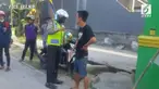 Rekaman dua polisi yang diusir warga beredar di media sosial.