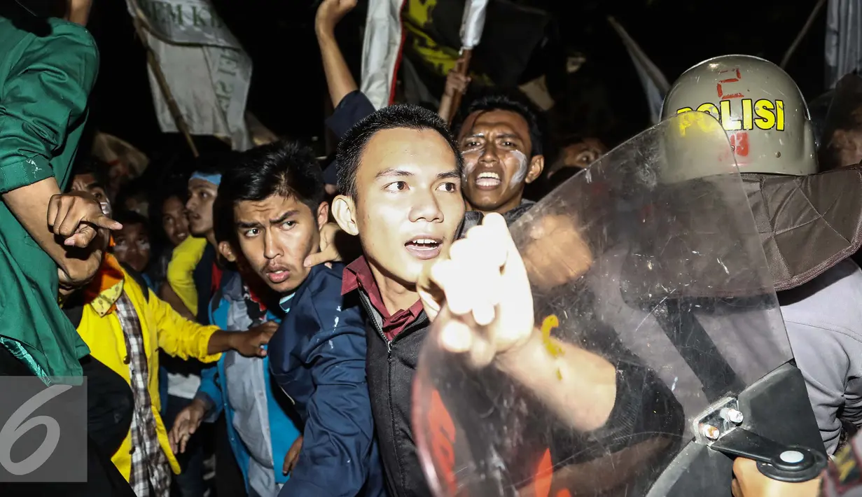 Suasana saat massa melakukan aksi yang berujung bentrok dengan polisi menggelar aksi unjuk rasa di depan Istana Negara, Kamis (12/1). (Liputan6.com/Faizal Fanani)