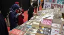 Pengunjung mencari buku di Islamic Book Fair 2019 di JCC, Jakarta, Rabu (27/2). Pameran buku tersebut menghadirkan 213 penerbit buku di Indonesia serta mancanegara dengan 48.250 judul dan 3,6 juta eksemplar buku. (Liputan6.com/Faizal Fanani)