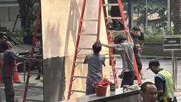Mobil Tabrak Kaca Gedung di SCBD, Pengunjung Sempat Heboh