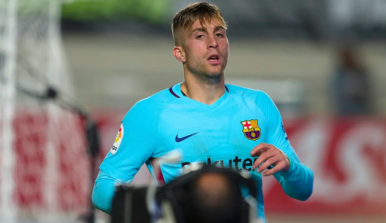 Pemain Barcelona, Gerard Deulofeu melihat ke arah kamera TV setelah mencetak gol ke gawang Real Murcia pada leg pertama 32 besar Piala Raja di stadion Nuevo Condomina, Rabu (25/10). Blaugrana mampu menggilas tuan rumah 3-0. (AP/Ferran Viros)