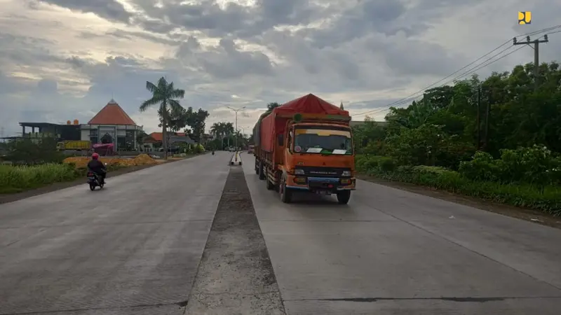 Kementerian PUPR resmi membuka satu jalur perkerasan beton (rigid) di Duduksampeyan, Kabupaten Gresik, Jawa Timur. Foto: PUPR