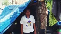 Tenda biru menjadi satu-satunya tempat berteduh pasangan lansia asal Brebes, Jawa Tengah, di tanah miliknya sendiri. (Liputan6.com/Fajar Eko Nugroho)