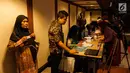 Warga mengantre untuk mendapatkan undian Rusunawa di Balai Kota, Jakarta, Senin (26/5). Mereka yang diundang untuk mengikuti pengundian hari ini adalah warga Bukit Duri, yang akan dipindahkan ke Rusun Cakung Barat. (Liputan6.com/Gempur M Surya)
