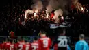 Aksi suporter Feyenoord saat melawan MU pada matchday kelima Grup A Liga Europa 2016-2017, di Stadion Old Trafford, Jumat (25/11/2016) dini hari WIB. (Reuters/Phil Noble)