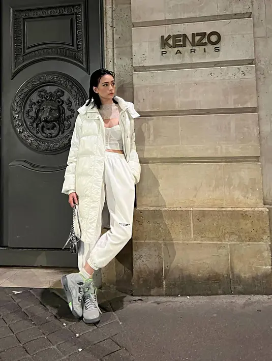 Selalu tampil stylish dengan busana-busana bernuansa monochrome, penampilan ikonik Tamara Dai ini selalu keren dengan berbagai koleksi snekers mahalnya. Diketahui bahwa model satu ini merupakan seleb yang gemar mengkoleksi sneakers. (Liputan6.com/IG/@tamaradai)