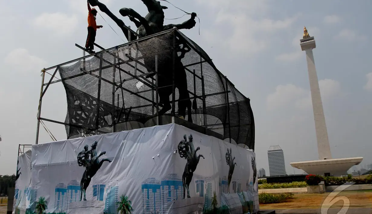 Sebelumnya Patung Pancoran yang mendapat jatah pertama dimandikan, kini giliran Patung Pangeran Diponegoro yang berada di kawasan Monas, Senin (22/09/2014) (Liputan6.com/Faizal Fanani)