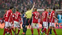 Wasit Felix Zwayer mengeluarkan kartu merah kepada gelandang RB Leipzig Emil Forsberg (tak ada digambar) pada laga melawan Bayern Munchen di Allianz Arena, Rabu (21/12/2016). (AFP/Gunter Schiffmann)