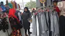 Calon pembeli memilih pakaian di Skybridge Pasar Tanah Abang, Jakarta, Jumat (27/12/2019). Kepala Badan Koordinasi Penanaman Modal Bahlil Lahadalia menyatakan di Pasar Tanah Abang sulit ditemukan produk asli buatan Indonesia karena membanjirnya produk garmen luar negeri. (Liputan6.com/Angga Yuniar)