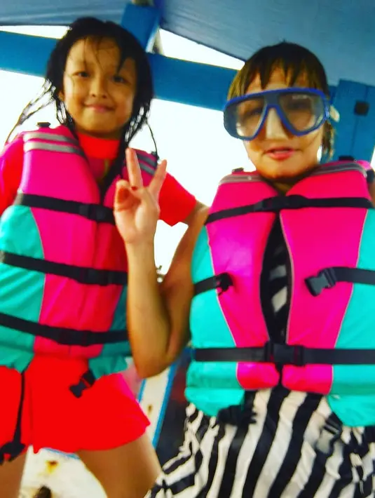 Ini potret saat Pinkan Mambo sedang snorkeling dengan anaknya, Michele Ashley Rezya. (Foto: instagram.com/pinkan_mambo)