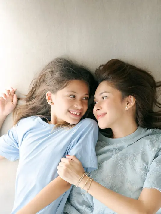 Ibu dan anak ini juga sering tampil dengan busana senada dalam unggahan di media sosial. Tak heran jika banyak netizen yang merasa iri dengan kekompakkan keduanya. (Liputan6.com/IG/@nanamirdad_)