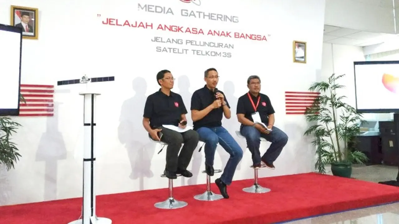 Abdus Somad Arief, Direktur Network, IT, & Solution Telkom (tengah) saat memberi keterangan pers di Pre-Event Peluncuran Telkom 3S di Bogor, Senin (3012017). (Liputan6.com/Corry Anestia)