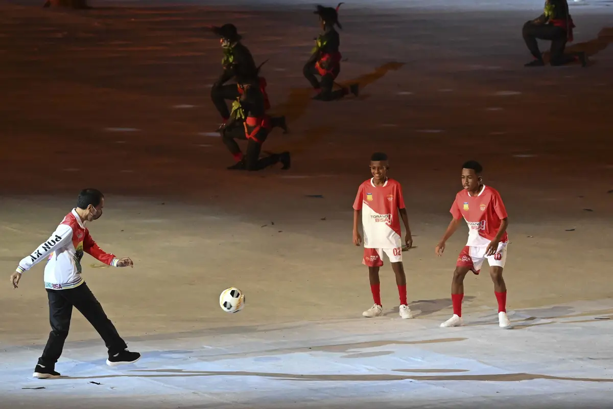 Foto: Buka PON Papua, Jokowi Unjuk Kebolehan Bermain Bola