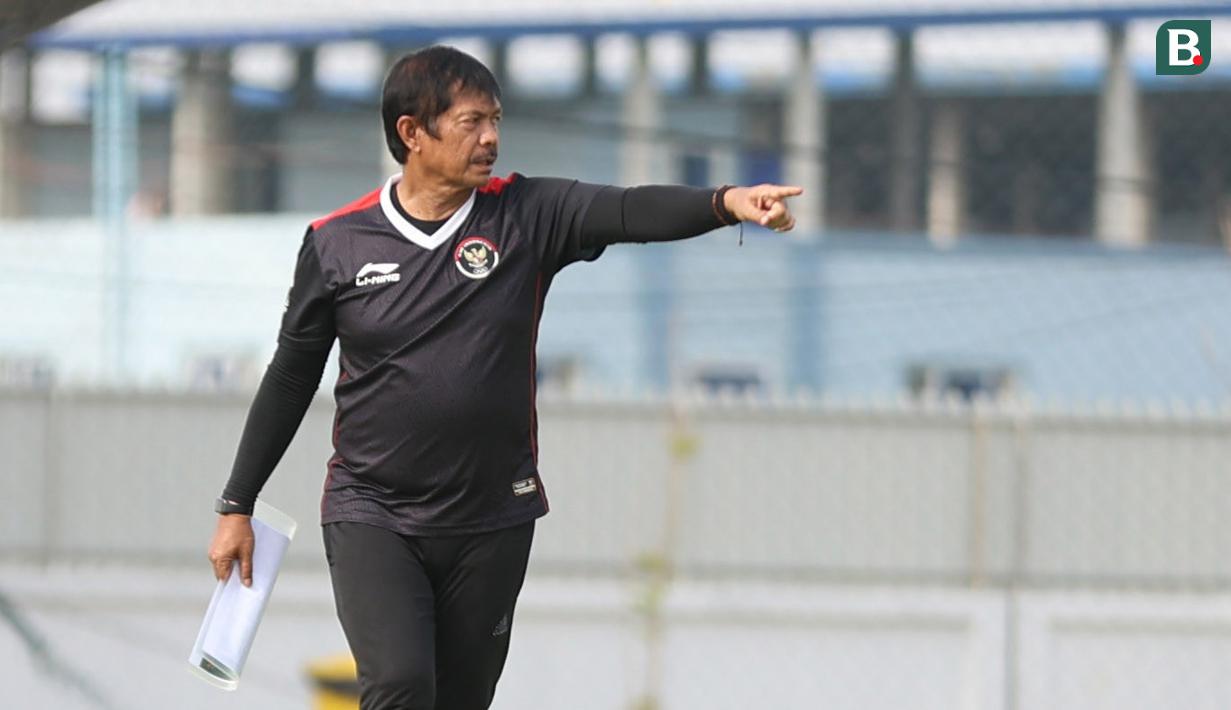 <p>Pelatih Timnas Indonesia U-22, Indra Sjafri, memimpin sesi latihan di Visakha Training Center, Kamboja, Selasa (2/4/2023). Latihan tersebut merupakan persiapan jelang laga melawan Myanmar di SEA Games 2023. (Bola.com/Abdul Aziz)</p>